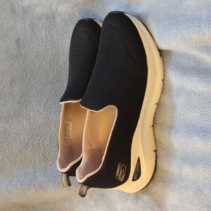 Sketchers Arch Comfort Slip On Walking Shoes